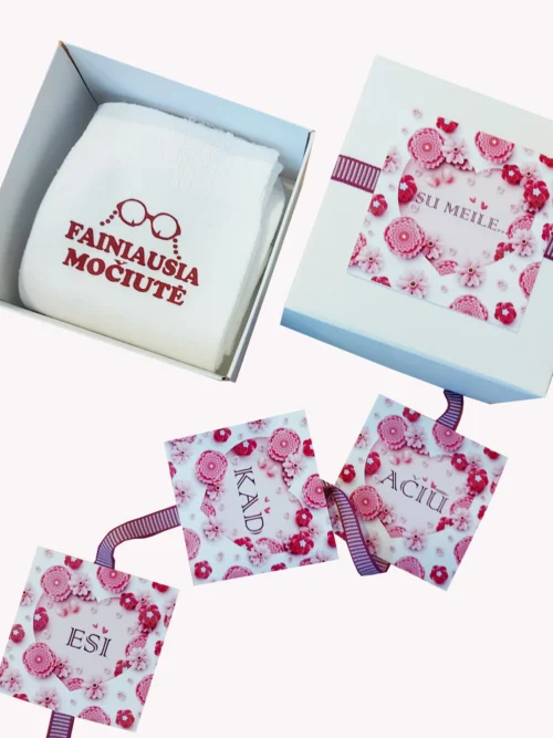 Kojinės dėžutėje močiutei